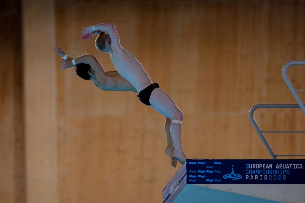 Die deutschen Turmspringer Jaden Eikermann und Luis Avila Sanchez beim Absprung vom Turm im Synchronfinale bei der EM 2026 in Paris