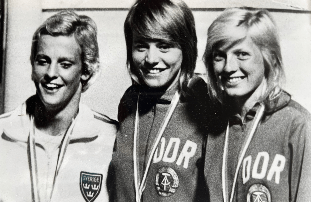Die Medaillengewinnerinnen 1973 im Wasserspringen vom 3m-Brett: Ulrika Knape aus Schweden, Christa Kienast und Marika Janicke (beide DDR)