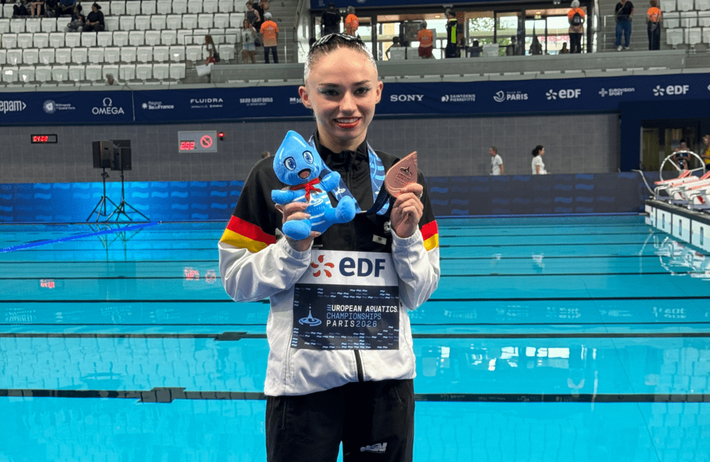 Synchronschwimmerin Klara Bleyer aus Deutschland zeigt glücklich ihre Bronzemedaille aus dem Technischen Solo bei der EM 2026 in Paris