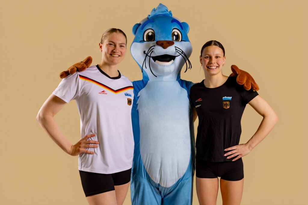 Nina Holt (l.) und Linda Roth sind auf die Freistilstrecken unterwegs. Nicht nur das DSV-Maskottchen Otto, der Otter, drückt dann die Daumen