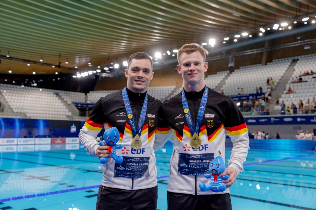 Lou Massenberg (l.) und Jonathan Schauer holen Synchron-Gold vom 3m-Brett