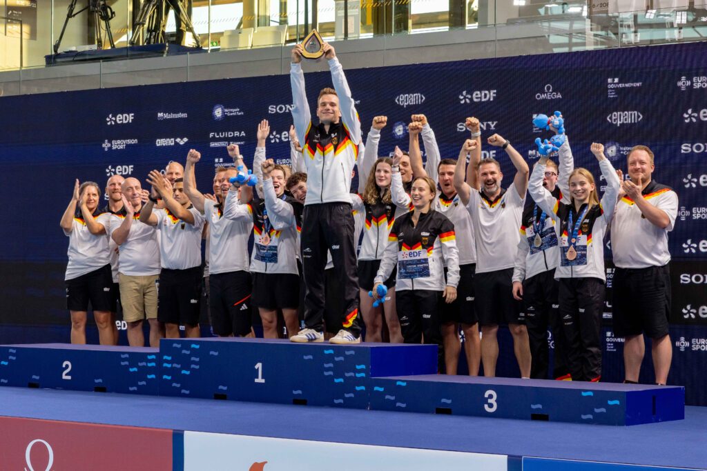 Moritz Wesemann stemmt den Pokal für die Team Trophy, die bei dieser EM erneut an Deutschland ging