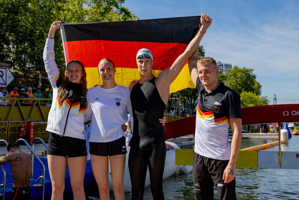 Julia Ackermann, Isabel Gose, Florian Wellbrocj und Oliver Klemet jubeln direkt nach dem Staffeltriumph