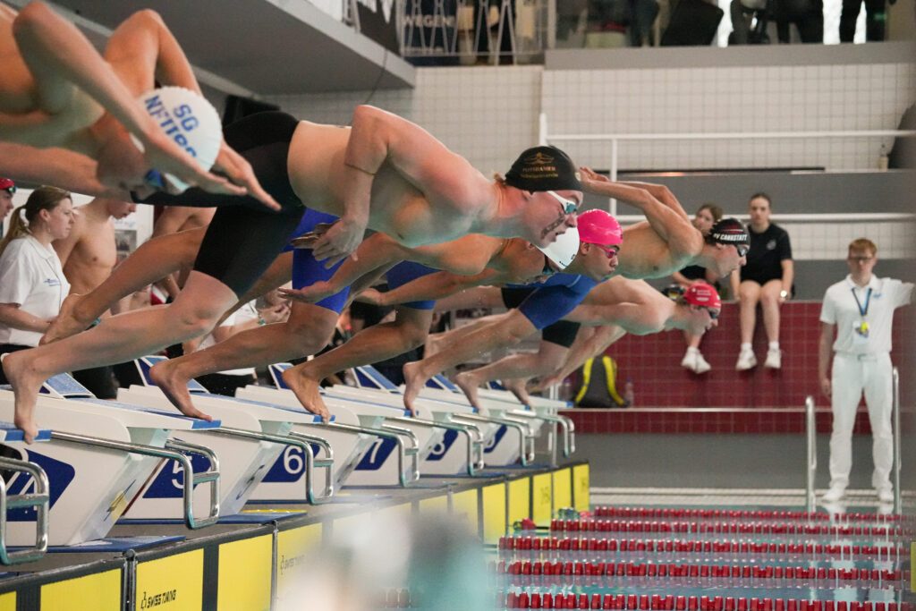 Schwimmer beim Startsprung beim Bundesfinale 2023 im Deutschen Mannschaftswettbewerb Schwimmen der Jugend (DMSJ) in Wuppertal
