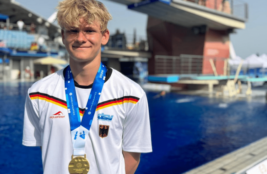 Wasserspringer Rudi Bollmann aus Deutschland mit seiner Goldmedaille vom 1m-Brett bei der Junioren-WM 2026 in Rijeka