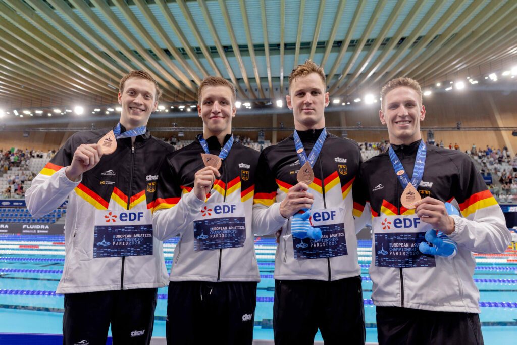 Die deutschen Schwimmer Cornelius Jahn, Jarno Bäschnitt, Timo Sorgius und Lukas Märtens präsentieren ihre Bronzemedaillen über 4x200m Freistil bei der EM 2026 in Paris