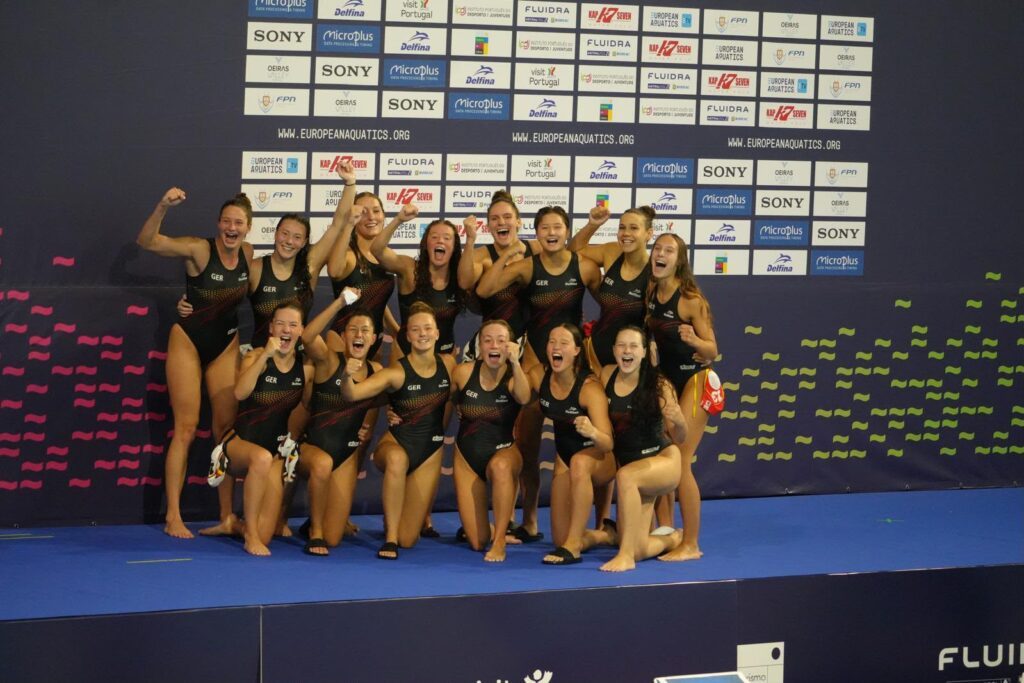 Mannschaftsfoto der deutschen Wasserballerinnen bei der U20-EM 2026