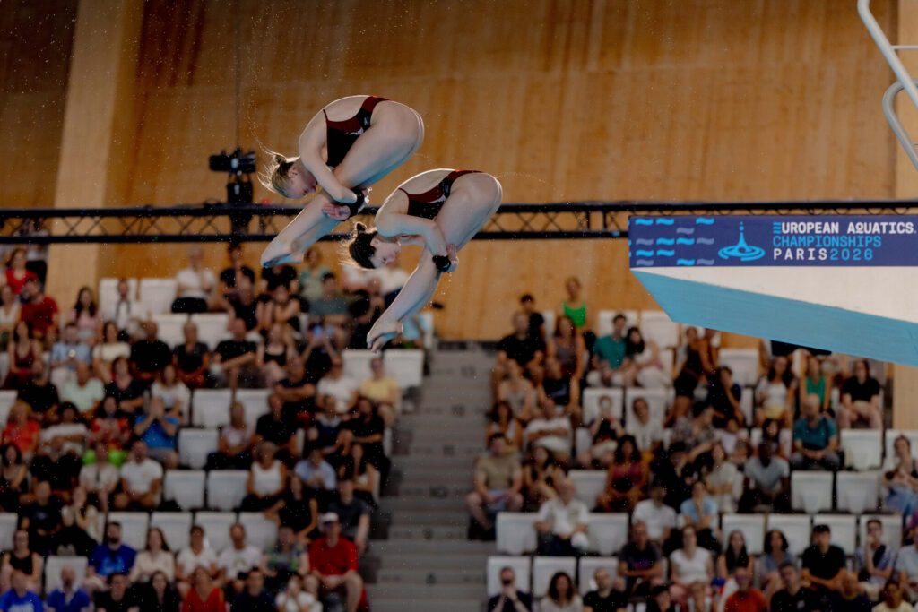 Die deutschen Turmspringerinnen Pauline Pfeif und Elena Wassen beim Vorwärtssalto im Synchronwettbewerb bei der EM 2026 in Paris