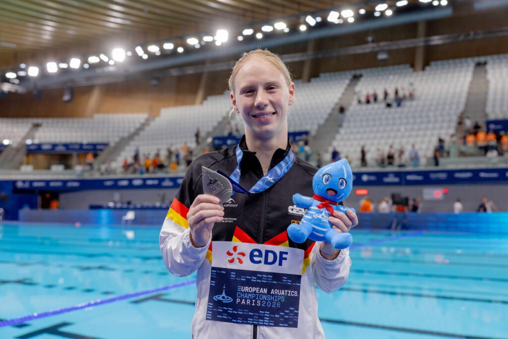 Turmspringerin Pauline Pfeif aus Deutschland zeigt ihre Silbermedaille von der EM 2026 in Paris