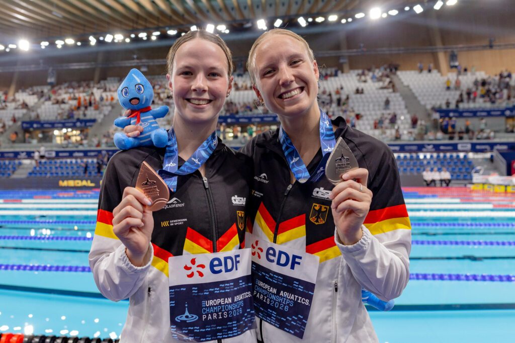 Die Trainingskolleginnen Isabel Gose (r.) und Maya Werner sichern sich Silber und Gold auf der längsten aller Beckenstrecken.