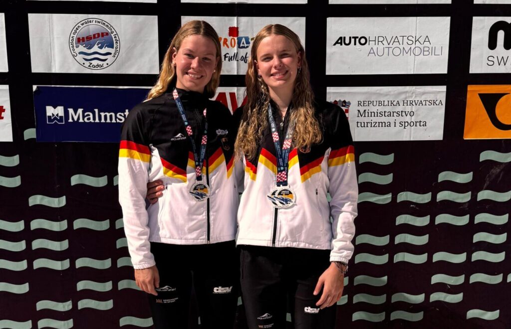 Fabienne Wenske und Julia Ackermann (r.) freuen sich in Kroatien über ihre Europacup-Medaillen