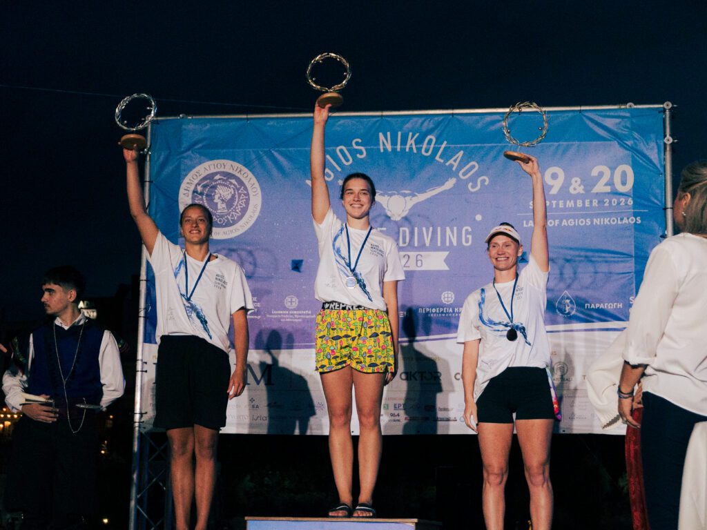 Siegerehrung beim Agios Nikolaos Cliff Diving 2026 auf Kreta mit Nelli Chukanivska aus der Ukraine, Siegerin Maike Halbisch aus Deutschland und Eleanor Smart (USA)