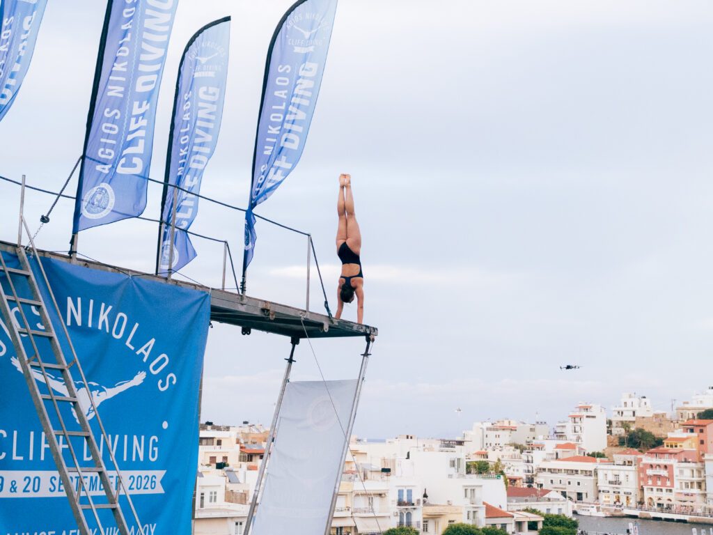 Klippenspringerin Maike Halbisch aus Deutschland im Handstand kurz vor dem Sprung beim Agios Nikolaos Cliff Diving 2026 auf Kreta