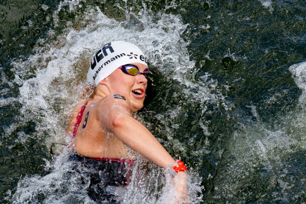 Julia Ackermann schwimmt