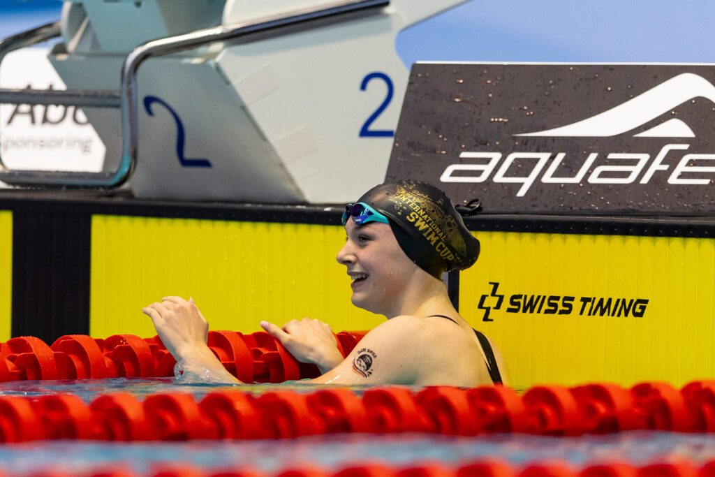 Schwimmerin Nele Rochow vom Berliner TSC freut sich im Becken über eine gute Leistung bei den Deutschen Jahrgangsmeisterschaften 2025 in Berlin