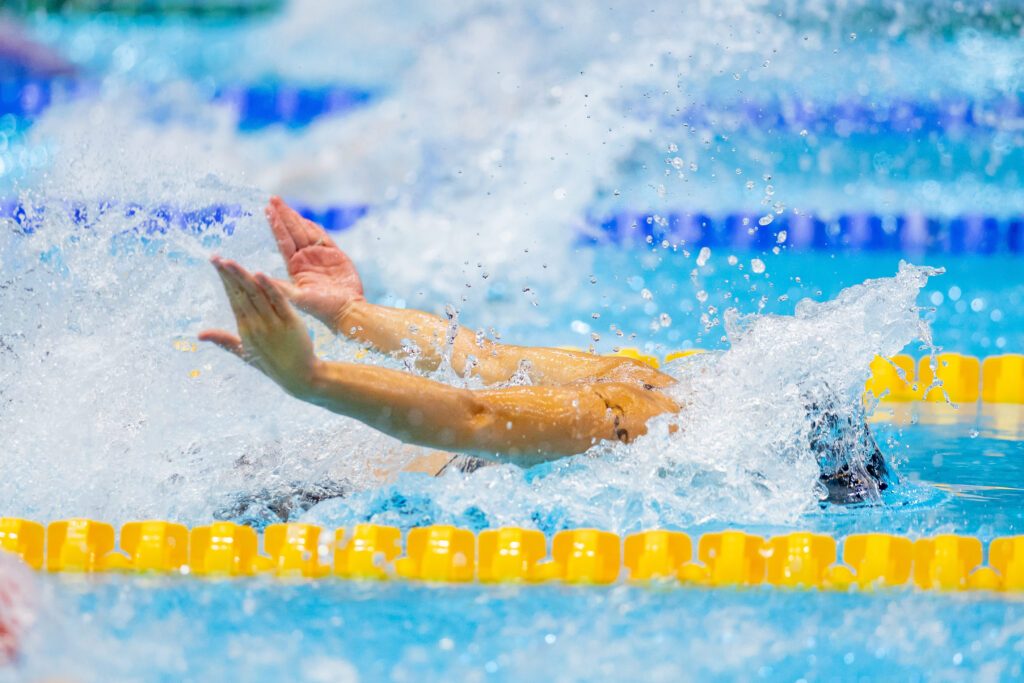 Eine Schmetterlingsschwimmerin