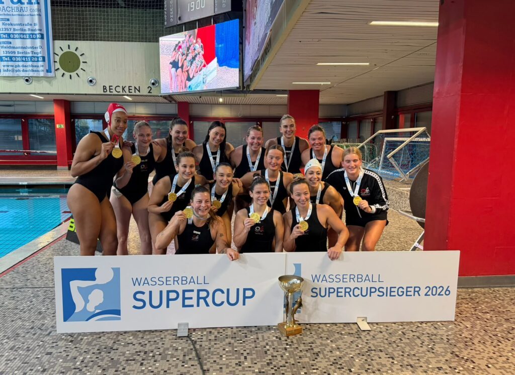 Die Wasserballerinnen der Wasserfreunde Spandau 04 mit dem Pokal beim Siegerfoto nach dem Supercup-Sieg 2026 gegen Bochum