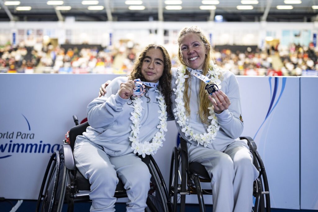 Verena Schott (r.) und die erst 13 Jahre alte Nisanur Kocabas freuen sich über ihre EM-Erfolge