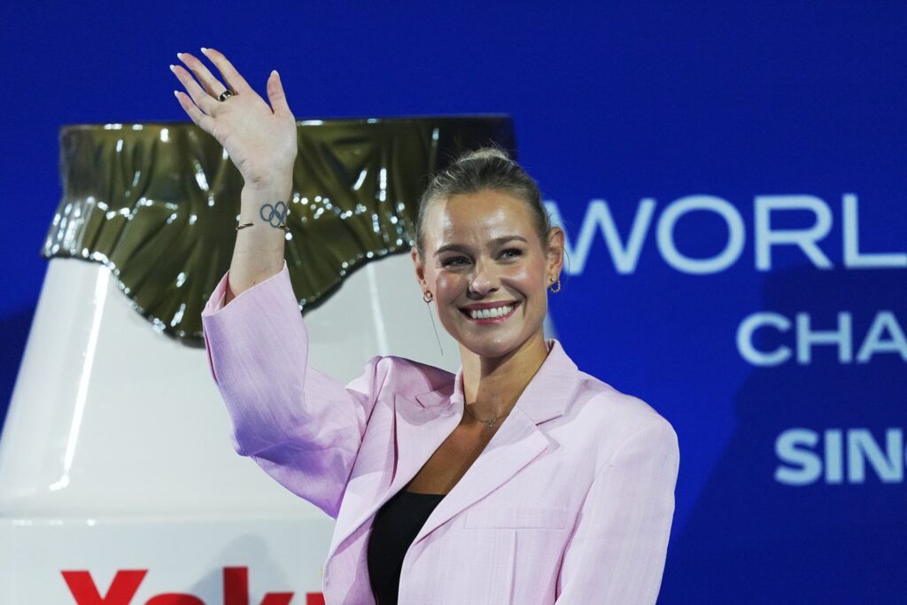 Die ehemalige Schwimmerin Pernille Blume aus Dänemark übernimmt bei der Schwimm-WM 2025 in Singapur eine Siegerehrung