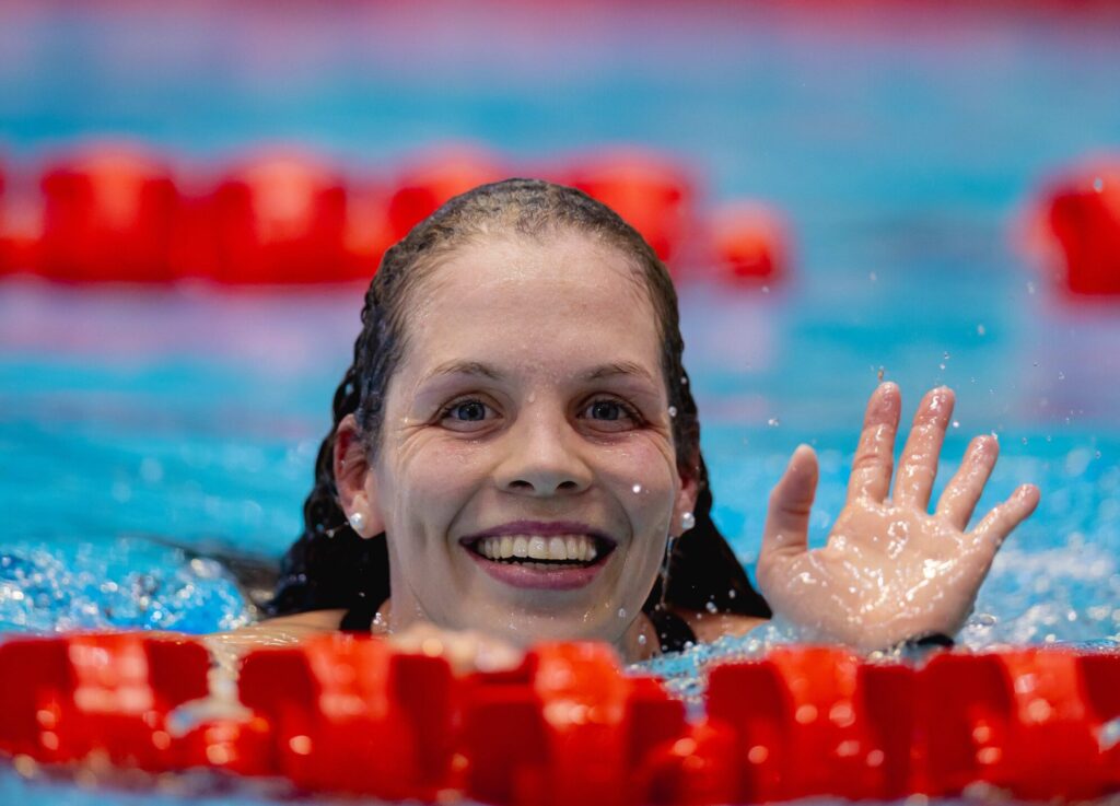 Celine Rieder winkt