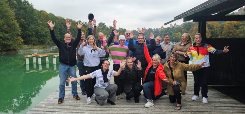 Gruppenbild der Teilnehmer*innen an der Ausbildung 2026 zum Ice Swimming Instructor des Deutschen Schwimm-Verbandes