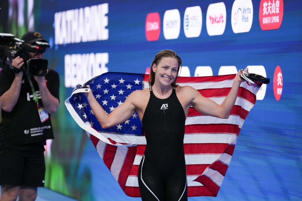 Weltmeisterin Katherine Berkoff schwamm Kurzbahn-Weltrekord über 50m Rücken