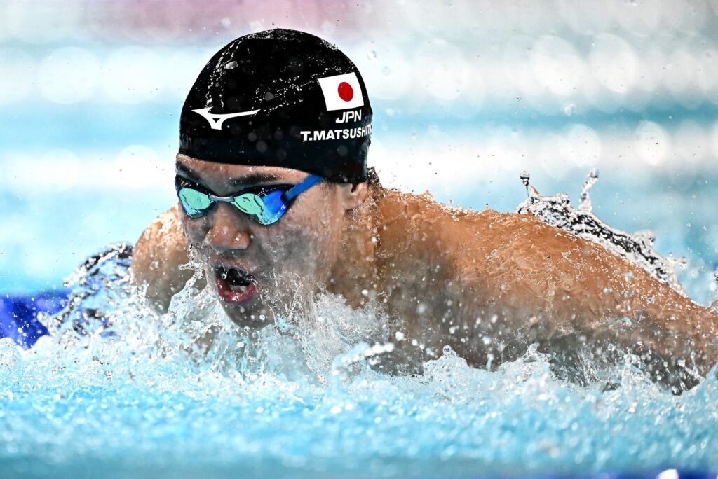 Schwimmer Tomoyuki Matsushita aus Japan schwimmt im Olympiafinale 2024 in Paris über 400m Lagen