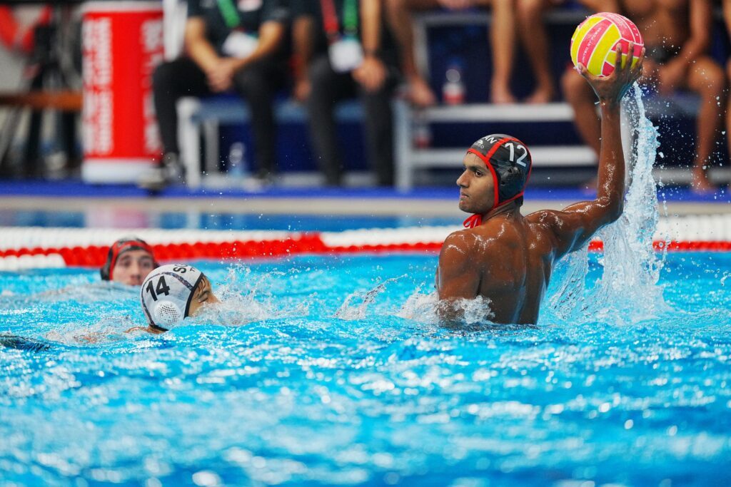 Der kanadische Wasserballer Reuel d'Souza beim Wurf beim WM-Spiel seiner Mannschaft 2025 gegen Singapur