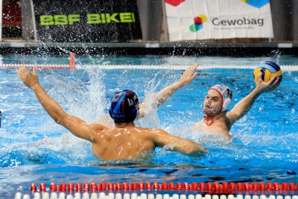 Wasserballer Kristijan Culina von den Wasserfreunden Spandau 04 beim Wurf im Euro-Cup-Spiel 2026 gegen VK Sabac aus Serbien