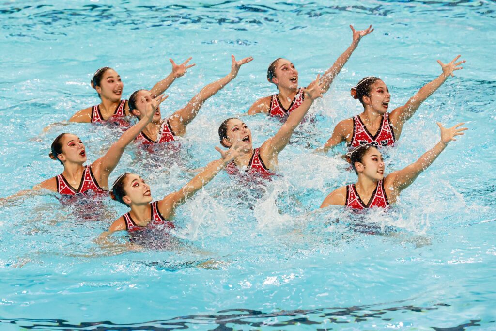Synchronschwimmen eines Teams mit acht Frauen