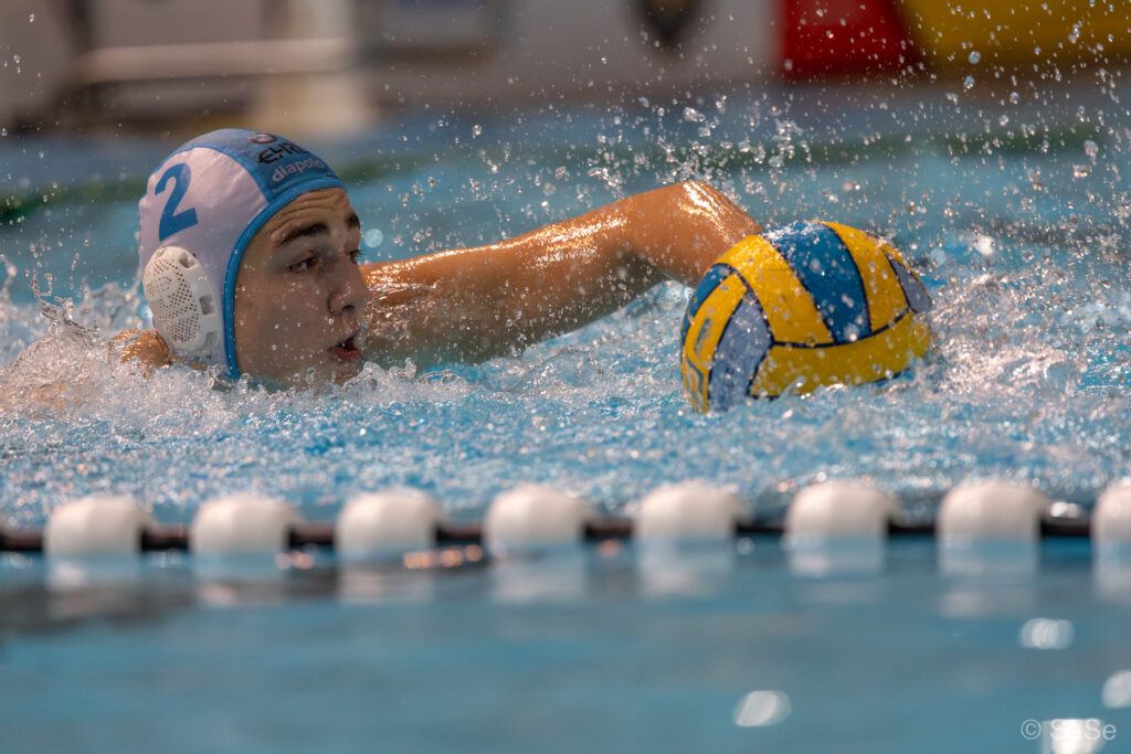 Wasserballer Tyler Kugler vom OSC Potsdam treibt in der Partie gegen die SV Krefeld 72 den Ball nach vorne
