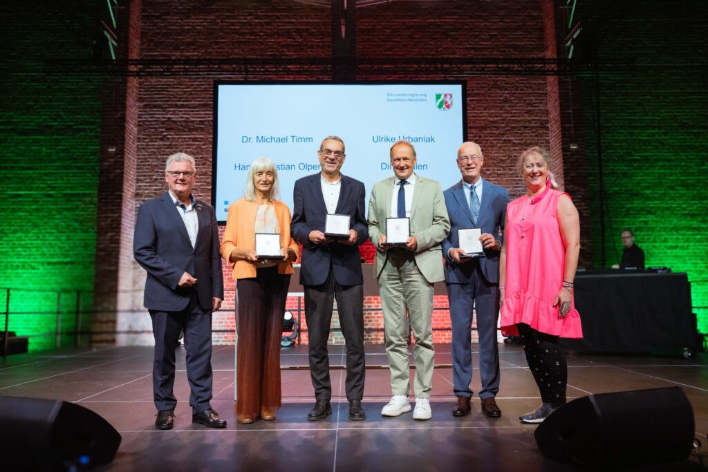 Gruppenbild anlässlich der Verleihung der Sportplakette NRW 2026 mit Ulrike Urbaniak, Vorsitzende der Abteilung Wettkampfsport Masters im Deutschen Schwimm-Verband, und weiteren Geehrten