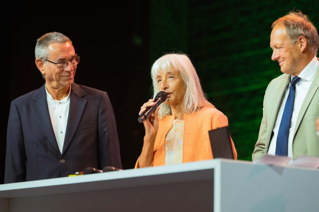 Ulrike Urbaniak, Vorsitzende der Abteilung Wettkampfsport Masters im Deutschen Schwimm-Verband, hält eine Rede anlässlich ihrer Auszeichnung mit der Sportplakette NRW im Oktober 2026