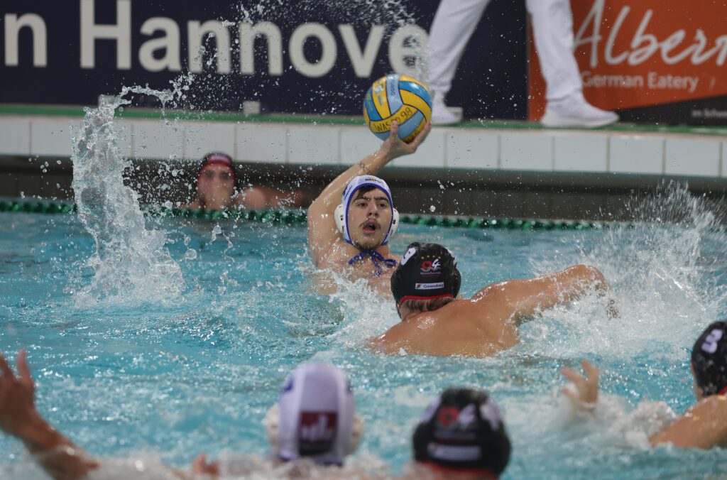 Spielszene aus dem Wasserball-Supercup 2026 der Männer zwischen Waspo 98 Hannover und den Wasserfreunden Spandau 04