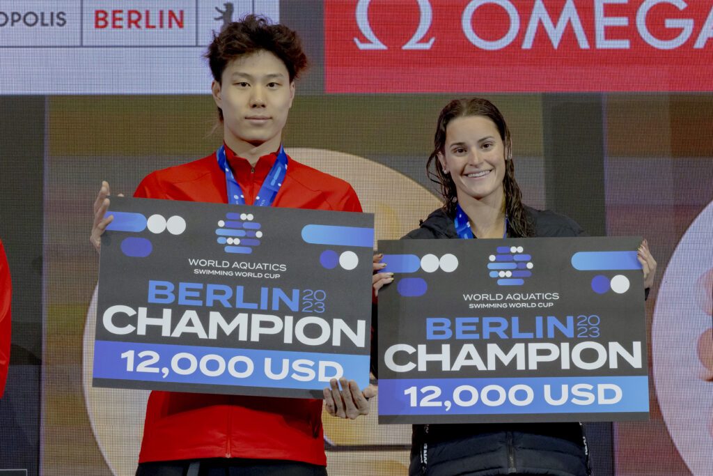 Qin Haiyang (CHN) und Kaylee McKeown (AUS) gewann die Meetingwertung, als der Weltcup 2023 in Berlin gastierte